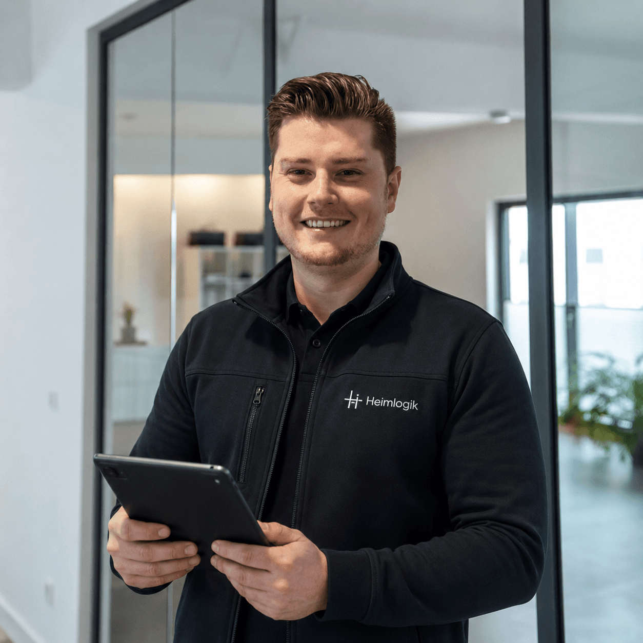 Heimlogik Mitarbeiter bei der Smart-Home-Systemintegration